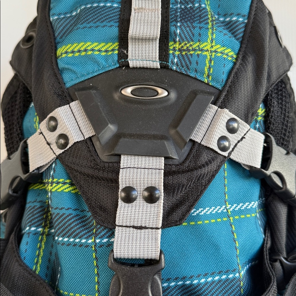 NEW OAKLEY SMALL ICON BACKPACK 92355-67M Aurora Blue RARE COLORWAY UNISEX - Picture 2 of 16
